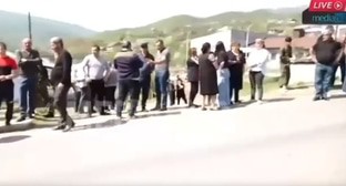 Жители села Киранц на акции протеста против делимитации границ. Кадр из видео https://t.me/caspianlive/14655