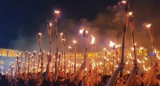 Участники факельного шествия в Ереване, 23 апреля 2024 года. Кадр видео на YouTube-канале Prof.Hilary https://youtu.be/vuWSx_3YAKw?si=8aGYAvw2svuayRUL