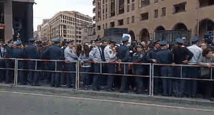 Сотрудники правоохранительных органов на площади Свободы. Ереван, 15 мая 2024 г. Фото Армине Мартиросян для "Кавказского узла"
