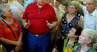 Анатолий Пахомов на собрании жителей Центрального района Сочи. 27 июня 2010 года. Фото "Кавказского Узла"