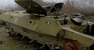 Разбитый азербайджанский бронетранспортёр в Нагорном Карабахе (2005 г.). Фото с сайта http://ru.wikipedia.org