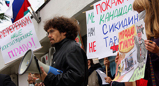 Координатор "Экологической Вахты по Северному Кавказу" Андрей Рудомаха на митинге в Туапсе, 3 октября 2010 года. Фото "Кавказского узла"