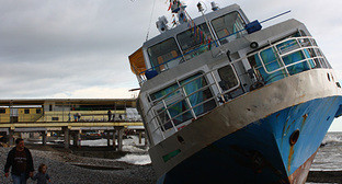 Пассажирский теплоход "Фотон" на берегу Хостинского района Сочи. Фото "Кавказского узла" Пассажирский теплоход "Фотон" на берегу Хостинского района Сочи. Фото "Кавказского узла"