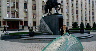 Ирина Колесникова выставляет палатку у здания администрации Краснодарского края, 27 октября 2010 года. Юлия Яковлева специально для "Кавказского узла"