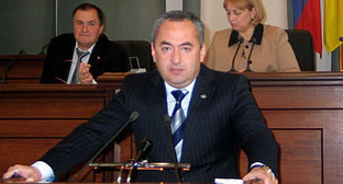 Таймураз Тускаев на заседании парламента Северной Осетии 29 ноября 2010 года. Фото "Кавказского узла"
