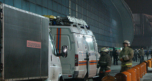 Спасатели поисково-спасательного отряда МЧС России у здания аэропорта "Домодедово", 24 января 2011 года. Фото "Кавказского узла"