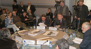 Участники конференции по проблемам межнациональных отношений в современной России за круглым столом в РИА "Новости". 17 февраля 2011 г. Фото "Кавказского узла".