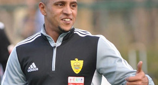 Новый капитан команды "Анжи" Роберто Карлос. Фото: Сайт футбольного клуба "Анжи" www.fc-anji.ru