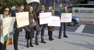 Участники акции, организованной правозащитниками Южного Кавказа перед зданием ООН в Женеве. 10 марта 2011 г. Фото "Кавказского узла".
