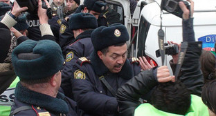 Разгон митинга оппозиции на площади Фонтанов в центре Баку, 12 марта 2011 г. Фото "Кавказского узла".
