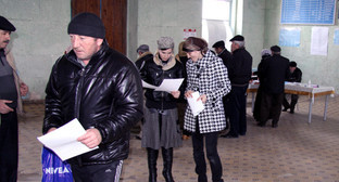 Избиратели направляются в кабинку для голосования в избирательном участке в здании вокзала в селе Новокаякент, Дагестан, 13 марта 2011 г. Фото "Кавказского узла".