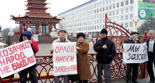 Пикет жителей села Малые Дербеты на площади Пагоды Семи дней в Элисте, Республика Калмыкия. 31 марта 2011 г. Фото "Кавказского узла"