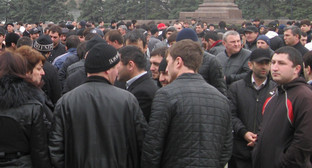 Митинг работников Махачкалинской газовой службы и кумыкской общественности 6 апреля 2011 года. Махачкала, Дагестан. Фото "Кавказского узла"