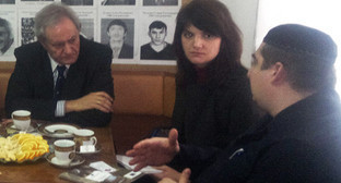 Слева направо: Глава Представительства Европейского Союза посол Фернандо М.Валенсуэла, представитель Политического отдела Евросоюза Петра Гомбалова Кислингерова, Председатель правозащитной организации «МАШР» Магомед Муцольгов. Ингушетия, Назрань, 5 апреля 2011 г. Фото "Кавказского узла"