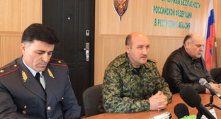 Брифинг в Погрануправлении ФСБ РФ в Республике Абхазия. Слева направо - глава МВД Абхазии Л. Дзапшба, начальник погрануправления Ю. Звирык, председатель СГБ РА А. Бжания. Фото "Кавказского узла"
