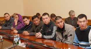 Граждане Казахстана ожидают вынесение вердикта комиссии по адаптации боевиков. Фото:  Альберт Токаев для "Кавказского узла"
