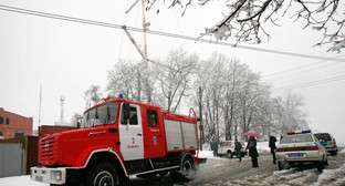 Сотрудники МЧС, милиции и специалисты, прибывшие для осмотра поврежденной башни. Северная Осетия, г. Владикавказ, 13 апреля 2011 г. Фото Казбека Басаева для "Кавказского узла".