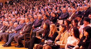 Около полутора тысяч человек собрались в концертном зале гостиницы "Космос" на встречу с главой Дагестана. Москва. 19 апреля 2011 г. Фото: пресс-служба президента Дагестана