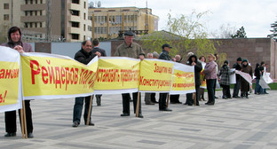 Апрельская акция «Пикет-19» на площади перед Вечным огнем в Краснодаре. 23 апреля 2011 года. Фото "Кавказского узла"