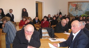  Обсуждение проекта Меморандума о совместном противодействии насилию, экстремизму, межнациональной розни и поддержке миротворческого процесса. Северная Осетия, г. Беслан, 23 апреля 2011 г. Фото "Кавказского узла"