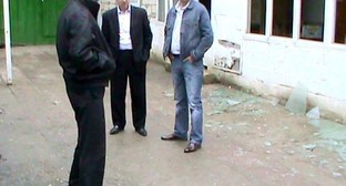 Дагестан, селение Мадали. Во дворе начальника Кайтакского РУВД Абдурашида Бибулатова после взрыва гранаты. 8 мая 2011 г. Фото "Кавказского узла"