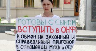 Одиночный пикет жительницы станицы Полтавской Красноармейского района Алины Журбенко в защиту ее мужа Владимира Петенко у здания краевой администрации в Краснодаре. 12 августа 2011 г. Фото "Кавказского узла"