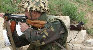 Военнослужащий армии обороны Нагорного Карабаха в окопе на линии соприкосновения. 2006 г. Фото: burjuin, www.waronline.org