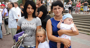 Участники митинга пострадавших от "олимпийского" переселения в Сочи. 31 июля 2011 г. Фото "Кавказского узла"