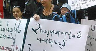 Акция протеста родителей погибших военнослужащих напротив президентской резиденции в Ереване. 8 сентября 2011 г. Фото: http://NovostiNK.ru