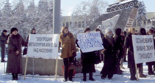Участники митинга с требованием закрыть завод "Электроцинк". Владикавказ, 21 января 2011 г. Фото Эммы Марзоевой для "Кавказского узла"