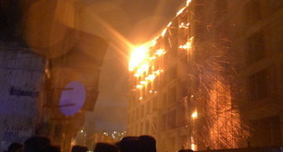 Азербайджан, Баку, 9 апреля 2012 г. Пожар в строящемся здании на пересечении улиц Расула Рзы и Диляры Алиевой. Фото: ИА "Туран"