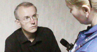 Врач скорой помощи обследует Олега Шеина. Астрахань, 15 апреля 2012 г. Фото Елены Гребенюк для "Кавказского узла"