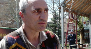 Режиссер Тигран Хзмалян, член инициативной группы "Бригада", во время протестной акции в парке Маштоца. Ереван, 15 апреля 2012 г. Фото Армине Мартиросян для "Кавказского узла"