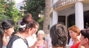 Перекличка записавшихся на прием к Александру Бастрыкину у входа в лечебный административный корпус санатория «Золотой колос». Сочи, 9 августа 2012 г. Фото Светланы Кравченко для "Кавказского узла" Перекличка записавшихся на прием к Александру Бастрыкину у входа в лечебный административный корпус санатория «Золотой колос». Сочи, 9 августа 2012 г. Фото Светланы Кравченко для "Кавказского узла"