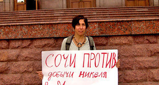 Мария Ухова перед администрацией Сочи во время одиночного пикета против добычи никеля в районе реки Хопер. Сочи, 22 сентября 2012 г. Фото предоставлено участниками акции