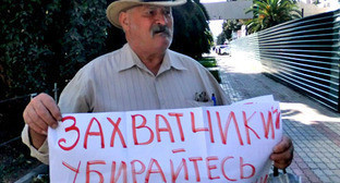 Евгений Захаров на пикете против вырубки зеленых насаждений. Сочи, 6 октября 2012 г. Фото Светланы Кравченко для "Кавказского узла"