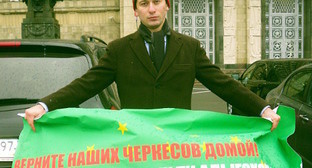 Асланбек Начоев в одиночном пикете у здания МИД РФ. Москва, 12 ноября 2012 г. Фото Елены Хрусталевой для "Кавказского узла"