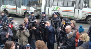У здания Замосковорецкого районного суда Москвы в день судебного заседания по делу Расула Мирзаева 15 ноября 2012 г. Фото Юлии Буславской для "Кавказского узла" 