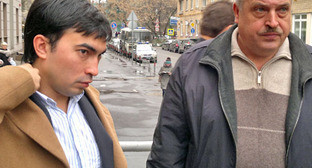 Отец Ивана Агафонова, Александр Агафонов и его
представитель Матвей Цзен. Москва, 16 ноября 2012 г. Фото Юлии Буславской для "Кавказского узла"
