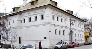 Место гибели Станислава Маркелова и Анастасии Бабуровой — тротуар перед Белыми палатами на Пречистенке. Москва. Фото: NVO, http://commons.wikimedia.org