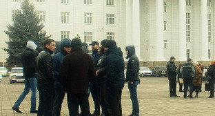 КБР, Нальчик, 20 февраля 2013 г. Участники митинга в поддержку родственников пропавших местных жителей. Фото Рустама Мацева