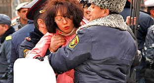 Акция протеста перед офисом БДИПЧ/ОБСЕ в Ереване. 22 февраля 2013 г. Фото: PanARMENIAN Photo/Tigran Mehrabyan