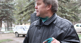 Облитый зеленкой лидер партии "Яблоко" Сергей Митрохин у избирательного участка 02-25 в Анапе 24 марта 2012 г. Фото Андрея Кошика для "Кавказского узла"