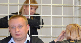 Суд приговорил Елену Соколинскую к 9 годам лишения свободы по делу о взятке. На снимке: Елена Соколинская заключена под стражу в зале суда, на переднем плане - помощник адвоката Соколинской. Сочи, 4 апреля 2013 г. Фото Светланы Кравченко для "Кавказского узла"
