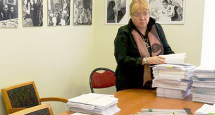 Исполнительный директор Международного Мемориала Елена Жемкова с частью документов, отданных проверяющим. Москва, март 2013 г. Фото Артёма Хана (Deustche Welle) Исполнительный директор Международного Мемориала Елена Жемкова с частью документов, отданных проверяющим. Москва, март 2013 г. Фото Артёма Хана (Deustche Welle)