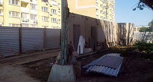 Два забора, возведенных застройщиком вокруг дома семьи Порфирьевых на Амурской. 23 мая 2013 г. Фото Елены Гребенюк для "Кавказского узла"