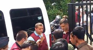 Задержание верующих возле мечети города Яхрома. Московская область, 19 июля 2013 г. Фото http://www.ansar.ru/