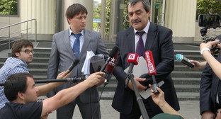 Адвокаты подсудимых по делу об убийстве Анны Политковской и журналисты у здания Мосгорсуда после судебного заседания 4 июня 2013 г. Фото "Кавказского узла"