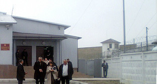У здания суда, построенного специально для процесса по нападению на Нальчик в СИЗО №1. КБР, Нальчик. Фото Людмилы Маратовой для "Кавказского узла"
