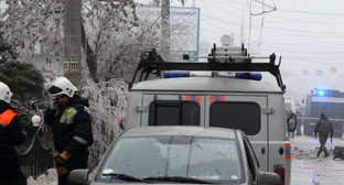 Волгоград, 30 декабря 2013 г. Сотрудники МЧС у остановки "Качинский рынок",  где утром был взорван троллейбус. Фото пресс-службы аппарата Главы Правительства Волгоградской области, http://www.volganet.ru
